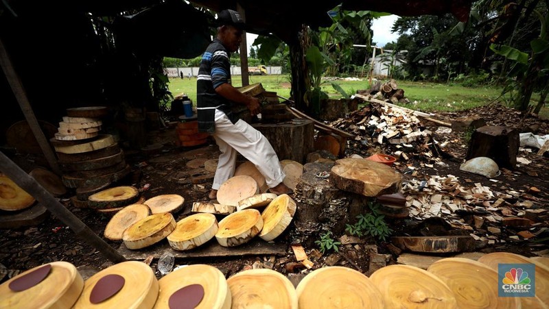 Pekerja menyelesaikan pembuatan talenan berbahan dasar kayu di Desa Sasak Panjang, Kecamatan Tatur Halang, Bogor, Jawa Barat, Senin (20/1/2025). (CNBC Indonesia/Tri Susilo)