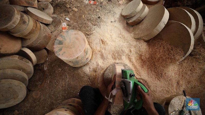 Pekerja menyelesaikan pembuatan talenan berbahan dasar kayu di Desa Sasak Panjang, Kecamatan Tatur Halang, Bogor, Jawa Barat, Senin (20/1/2025). (CNBC Indonesia/Tri Susilo)