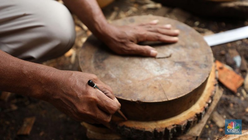 Pekerja menyelesaikan pembuatan talenan berbahan dasar kayu di Desa Sasak Panjang, Kecamatan Tatur Halang, Bogor, Jawa Barat, Senin (20/1/2025). (CNBC Indonesia/Tri Susilo)