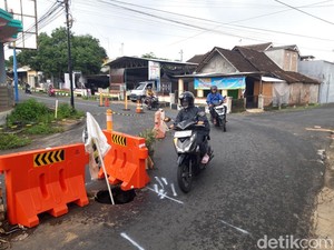 Hati-hati Lur! Ada Lubang Sedalam 1 Meter di Tikungan Jalan Pisang Boyolali