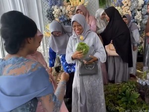 Pernikahan Viral, Pengantin Berikan Souvenir Unik untuk Tamunya: Daun Selada