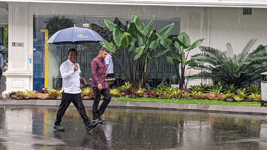 Presiden Prabowo Subianto memanggil beberapa menteri Kabinet Merah Putih ke Istana. Salah satunya adalah Menteri Kelautan dan Perikanan Sakti Wahyu Trenggono. (²©²ÊÍøÕ¾/Emir Yanwardhana)