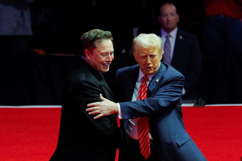Presiden terpilih AS Donald Trump menyapa CEO Tesla dan pemilik X Elon Musk selama rapat umum sehari sebelum Trump dijadwalkan dilantik untuk masa jabatan kedua, di Washington, AS, 19 Januari 2025. Presiden terpilih AS Donald Trump menyapa CEO Tesla dan pemilik X Elon Musk selama rapat umum sehari sebelum Trump dijadwalkan dilantik untuk masa jabatan kedua, di Washington, AS, 19 Januari 2025. (REUTERS/Brian Snyder)