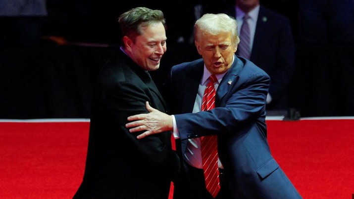 Presiden terpilih AS Donald Trump menyapa CEO Tesla dan pemilik X Elon Musk selama rapat umum sehari sebelum Trump dijadwalkan dilantik untuk masa jabatan kedua, di Washington, AS, 19 Januari 2025. (REUTERS/Brian Snyder)