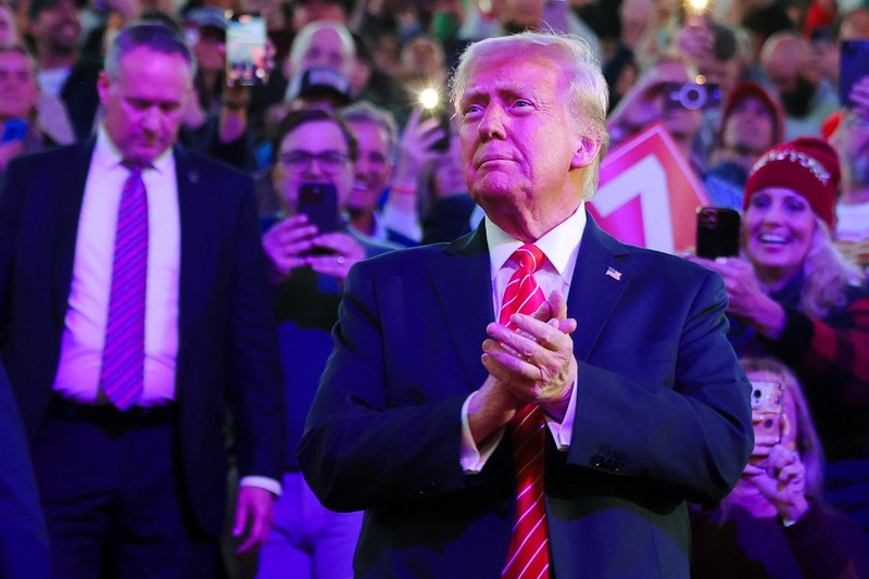 Presiden terpilih AS Donald Trump menyapa CEO Tesla dan pemilik X Elon Musk selama rapat umum sehari sebelum Trump dijadwalkan dilantik untuk masa jabatan kedua, di Washington, AS, 19 Januari 2025. Presiden terpilih AS Donald Trump menyapa CEO Tesla dan pemilik X Elon Musk selama rapat umum sehari sebelum Trump dijadwalkan dilantik untuk masa jabatan kedua, di Washington, AS, 19 Januari 2025. (REUTERS/Brian Snyder)