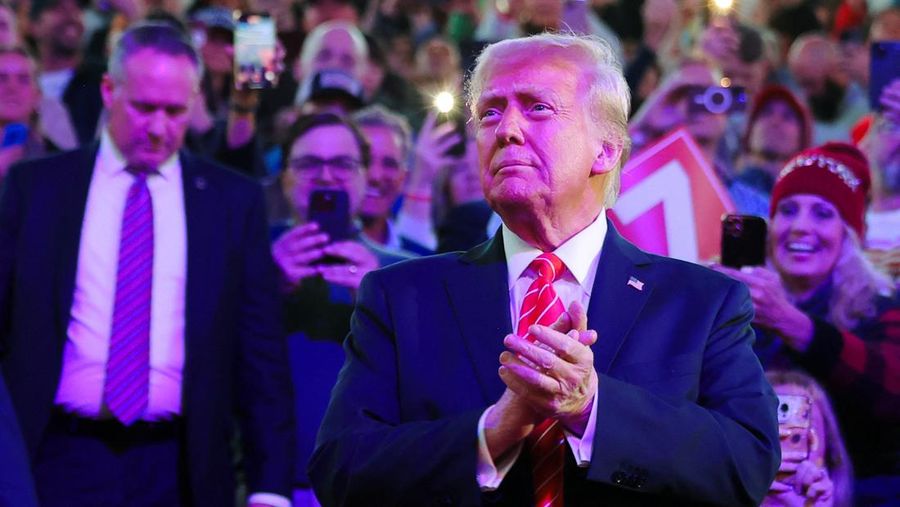 Presiden terpilih AS Donald Trump tiba untuk menghadiri rapat umum sehari sebelum ia dijadwalkan dilantik untuk masa jabatan kedua, di Washington, AS, 19 Januari 2025. (REUTERS/Carlos Barria)
