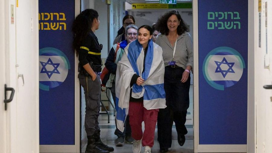 Militan Hamas Palestina berkumpul di sekitar kendaraan selama penyerahan sandera yang diculik selama serangan 7 Oktober 2023 di Israel oleh Hamas, kepada anggota Komite Palang Merah Internasional (ICRC) sebagai bagian dari gencatan senjata dan kesepakatan pertukaran sandera-tahanan antara Hamas dan Israel, di Kota Gaza, 19 Januari 2025. (REUTERS/Dawoud Abu Alkas)