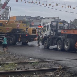 Pagi Ini Ada Truk Nyangkut, Perjalanan KRL Bekasi Sempat Terganggu