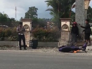 Menolak Ditilang, Pria dari Palembang Nekat Bakar Motor di Depan Polisi