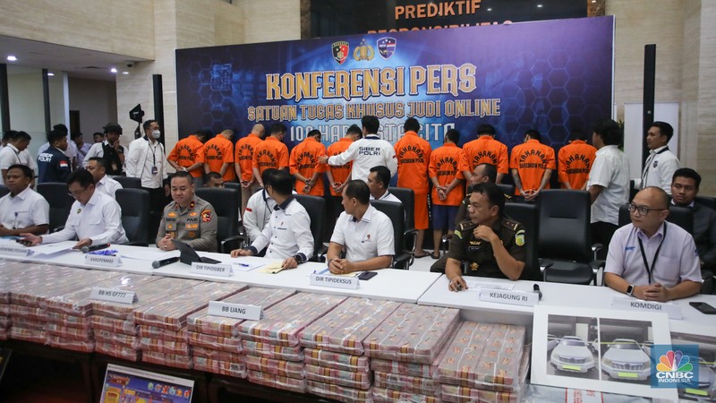 Tindak Pidana Perjudian Online saat Konferensi Pers Satgas Judi Online 100 Hari Kerja Asta Cita di Bareskrim Polri, Jakarta, Senin (20/1/2025). (CNBC Indonesia/Faisal Rahman) Tindak Pidana Perjudian Online saat Konferensi Pers Satgas Judi Online 100 Hari Kerja Asta Cita di Bareskrim Polri, Jakarta, Senin (20/1/2025). (CNBC Indonesia/Faisal Rahman)