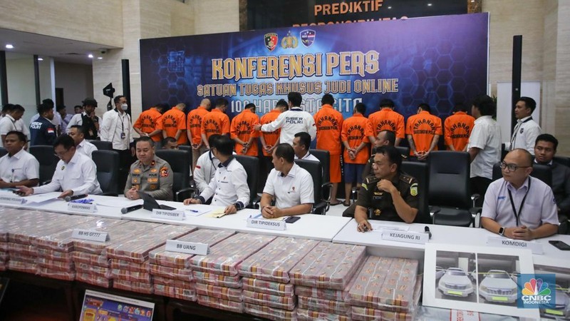 Tindak Pidana Perjudian Online saat Konferensi Pers Satgas Judi Online 100 Hari Kerja Asta Cita di Bareskrim Polri, Jakarta, Senin (20/1/2025). (CNBC Indonesia/Faisal Rahman) Tindak Pidana Perjudian Online saat Konferensi Pers Satgas Judi Online 100 Hari Kerja Asta Cita di Bareskrim Polri, Jakarta, Senin (20/1/2025). (CNBC Indonesia/Faisal Rahman)