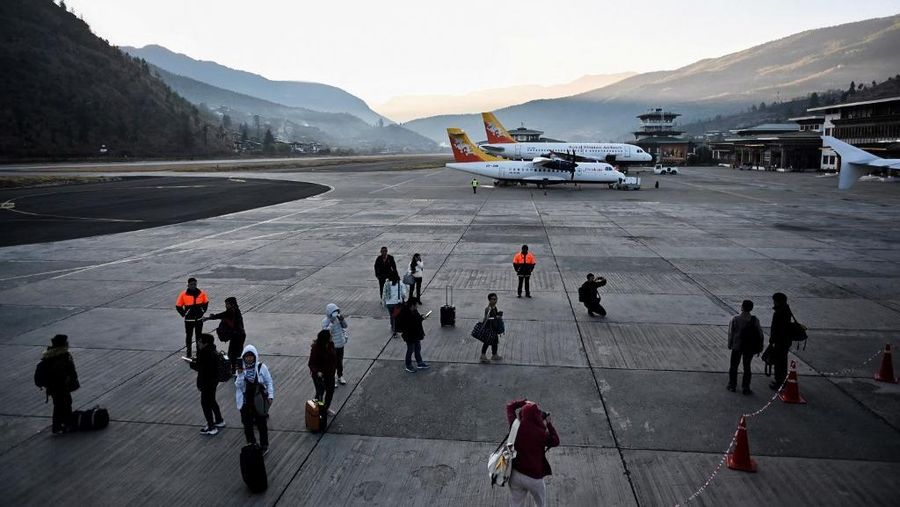 Turis tiba di Bandara Internasional Paro di Paro pada tanggal 5 Desember 2019. (Photo by Lillian SUWANRUMPHA / AFP/File Foto)