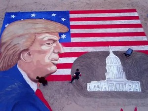 Video: Lukisan Pasir Bergambar Ucapan Selamat untuk Donald Trump