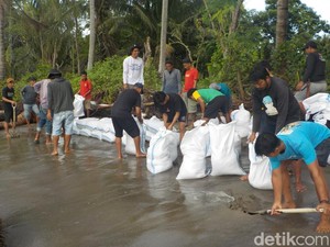 Warga di Polman Bikin Tanggul Darurat 300 Meter dari Karung demi Cegah Abrasi