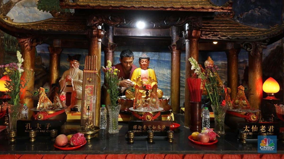warga-tionghoa-membersihkan-patung-buddha-tidur-saat-ritual-pencucian-di-vihara-buddha-dharma-dan-8-posat-desa-tonjong-tajurha-1_169 Apakah Anda ingin menjadi ular kayu tahun bahagia? 3 dewa ini bisa membawa banyak uang