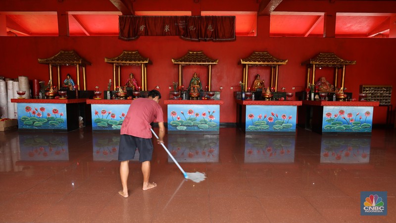 Warga Tionghoa membersihkan Patung Buddha Tidur saat ritual pencucian di Vihara Buddha Dharma dan 8 Posat, Desa Tonjong, Tajurhalang, Kabupaten Bogor, Jawa Barat, Senin (20/1/2025). (CNBC Indonesia/Tri Susilo) Warga Tionghoa membersihkan Patung Buddha Tidur saat ritual pencucian di Vihara Buddha Dharma dan 8 Posat, Desa Tonjong, Tajurhalang, Kabupaten Bogor, Jawa Barat, Senin (20/1/2025). (CNBC Indonesia/Tri Susilo)