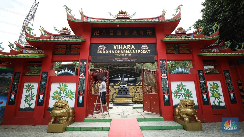 Warga Tionghoa membersihkan Patung Buddha Tidur saat ritual pencucian di Vihara Buddha Dharma dan 8 Posat, Desa Tonjong, Tajurhalang, Kabupaten Bogor, Jawa Barat, Senin (20/1/2025). (CNBC Indonesia/Tri Susilo) Warga Tionghoa membersihkan Patung Buddha Tidur saat ritual pencucian di Vihara Buddha Dharma dan 8 Posat, Desa Tonjong, Tajurhalang, Kabupaten Bogor, Jawa Barat, Senin (20/1/2025). (CNBC Indonesia/Tri Susilo)