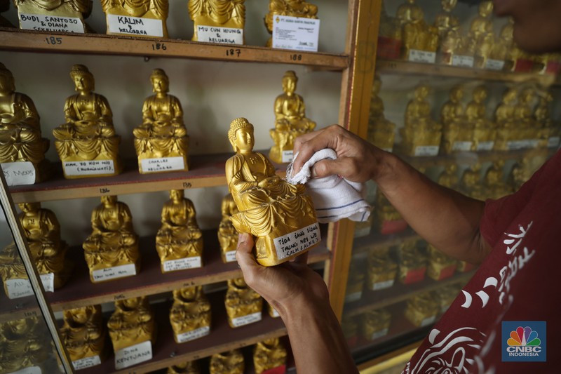 Warga Tionghoa membersihkan Patung Buddha Tidur saat ritual pencucian di Vihara Buddha Dharma dan 8 Posat, Desa Tonjong, Tajurhalang, Kabupaten Bogor, Jawa Barat, Senin (20/1/2025). (CNBC Indonesia/Tri Susilo) Warga Tionghoa membersihkan Patung Buddha Tidur saat ritual pencucian di Vihara Buddha Dharma dan 8 Posat, Desa Tonjong, Tajurhalang, Kabupaten Bogor, Jawa Barat, Senin (20/1/2025). (CNBC Indonesia/Tri Susilo)