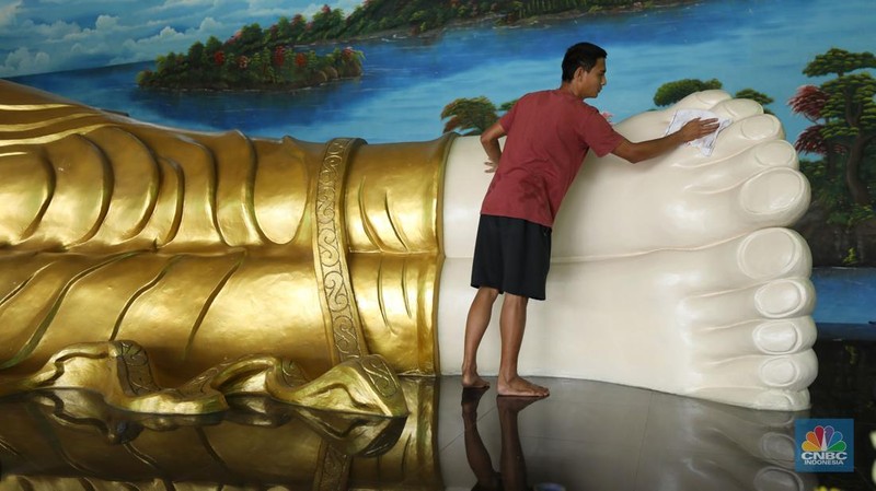 Warga Tionghoa membersihkan Patung Buddha Tidur saat ritual pencucian di Vihara Buddha Dharma dan 8 Posat, Desa Tonjong, Tajurhalang, Kabupaten Bogor, Jawa Barat, Senin (20/1/2025). (CNBC Indonesia/Tri Susilo)