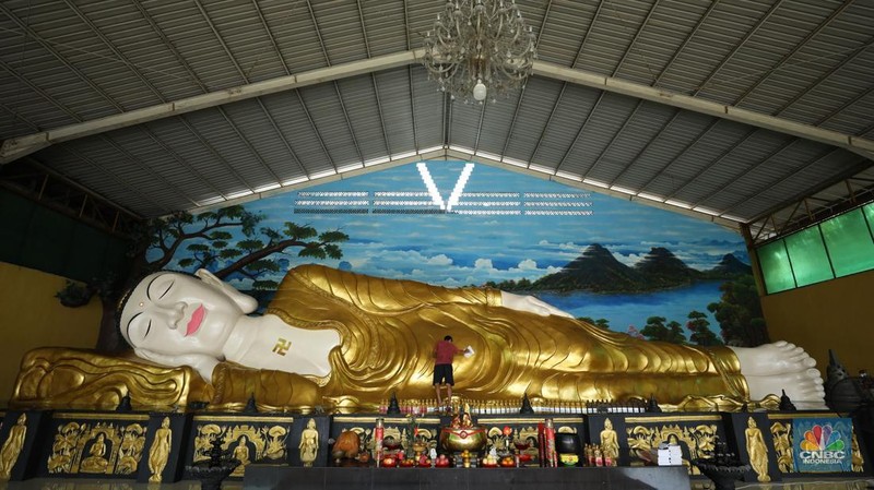 Warga Tionghoa membersihkan Patung Buddha Tidur saat ritual pencucian di Vihara Buddha Dharma dan 8 Posat, Desa Tonjong, Tajurhalang, Kabupaten Bogor, Jawa Barat, Senin (20/1/2025). (CNBC Indonesia/Tri Susilo)