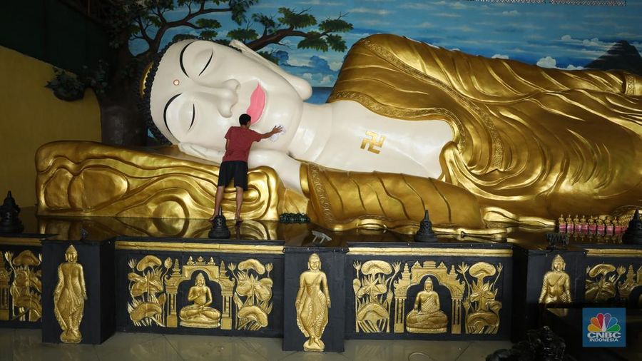 Warga Tionghoa membersihkan Patung Buddha Tidur saat ritual pencucian di Vihara Buddha Dharma dan 8 Posat, Desa Tonjong, Tajurhalang, Kabupaten Bogor, Jawa Barat, Senin (20/1/2025). (²©²ÊÍøÕ¾/Tri Susilo)