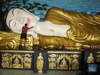 Momen Bersih-Bersih Patung Buddha di Vihara Dharma Jelang Imlek