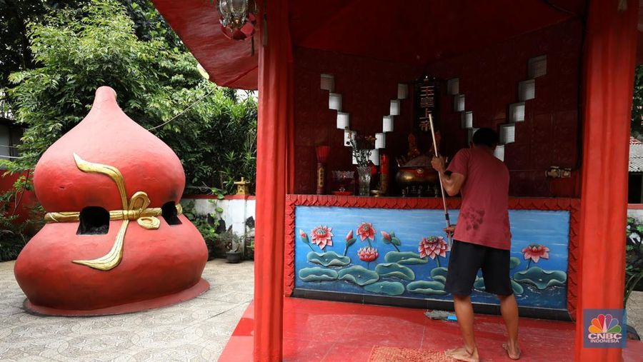 Warga Tionghoa membersihkan Vihara Buddha Dharma dan 8 Posat, Desa Tonjong, Tajurhalang, Kabupaten Bogor, Jawa Barat, Senin (20/1/2025). (CNBC Indonesia/Tri Susilo)