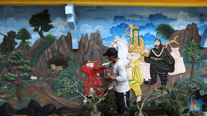 Warga Tionghoa membersihkan Patung Buddha Tidur saat ritual pencucian di Vihara Buddha Dharma dan 8 Posat, Desa Tonjong, Tajurhalang, Kabupaten Bogor, Jawa Barat, Senin (20/1/2025). (CNBC Indonesia/Tri Susilo)