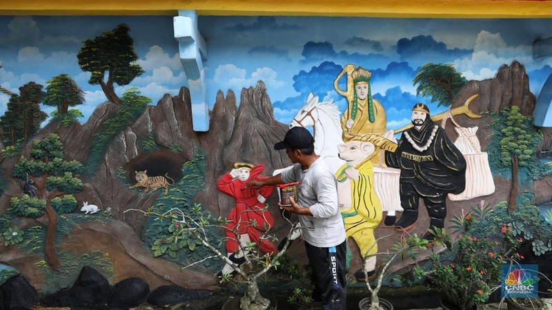 Warga Tionghoa membersihkan Patung Buddha Tidur saat ritual pencucian di Vihara Buddha Dharma dan 8 Posat, Desa Tonjong, Tajurhalang, Kabupaten Bogor, Jawa Barat, Senin (20/1/2025). (CNBC Indonesia/Tri Susilo)