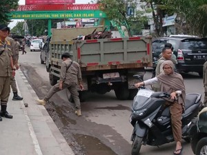 15 Gerobak dan Tenda Pedagang Kaki Lima Liar di Plaju Diangkut Satpol PP