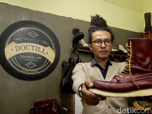 Apuy Sang Pesulap, Rias Sepatu Usang Jadi Seperti Baru
