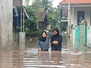 Banjir Masih Sepinggul, Warga Pasuruan Tunggu Bantuan Makanan dari Kerabat