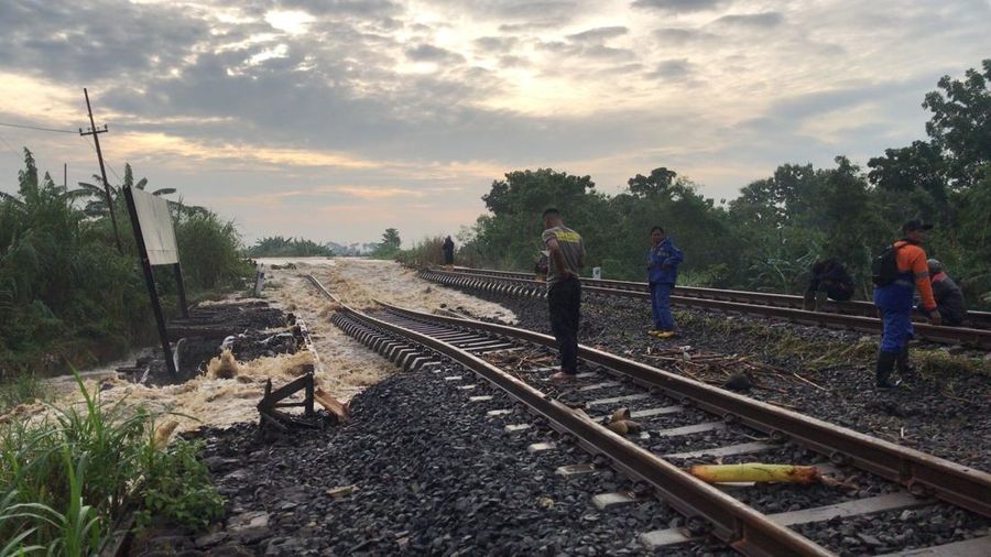 Banjir terjadi di petak jalan antara Stasiun Gubug dan Stasiun Karangjati, Kabupaten Grobogan, Jawa Tengah. (Dok: KAI)