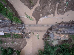 Penampakan Rel KA yang Belum Bisa Dilalui karena Tergerus Banjir Grobongan