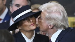Melania Disebut Cosplay Logo Mode Incognito, Trump Jadi Susah Cium di Pelantikan