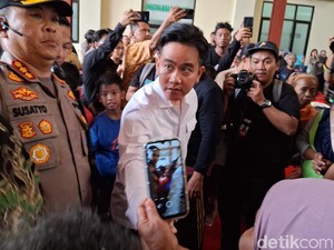 Sambangi Pengungsian Korban Kebakaran di Gempol, Gibran Bagikan Mainan