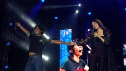 Mimpi Mezzaluna Jadi Kenyataan, Manggung Bareng Slank