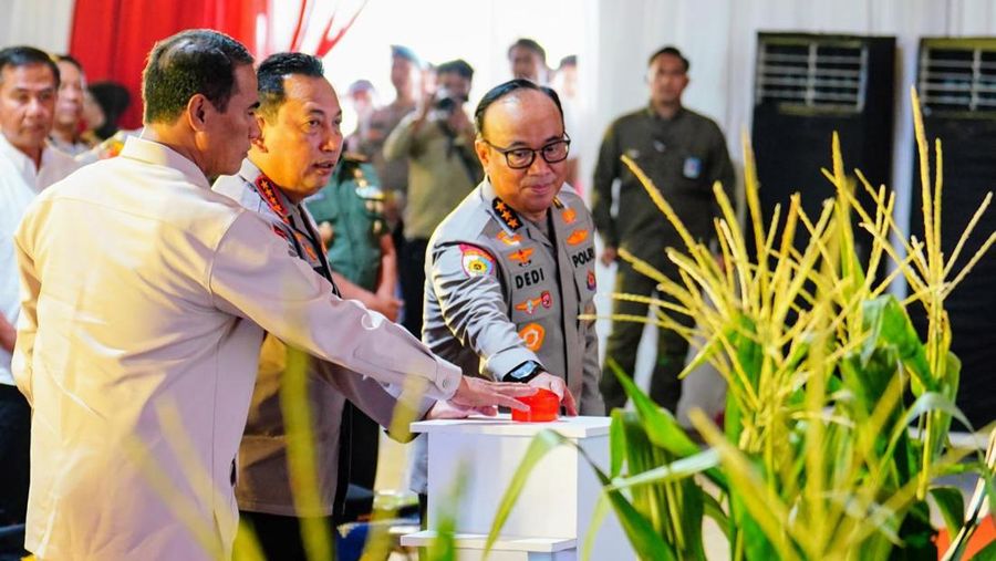 Kapolri bersama Menteri Pertanian meluncurkan kegiatan penanaman jagung serentak 1 juta hektare di Desa Karang Mukti, Kecamatan Cipendeuy, Kabupaten Subang, Jawa Barat. (Dok. Kementan)