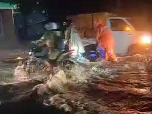 Jalan Raya Tambakrejo Kraton Pasuruan Lumpuh Akibat Banjir
