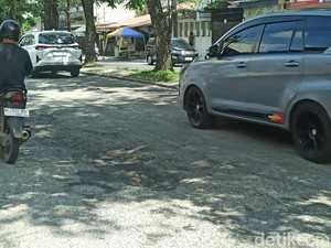 Pengendara Keluhkan Jalan Katamso Medan Berlubang: Membahayakan