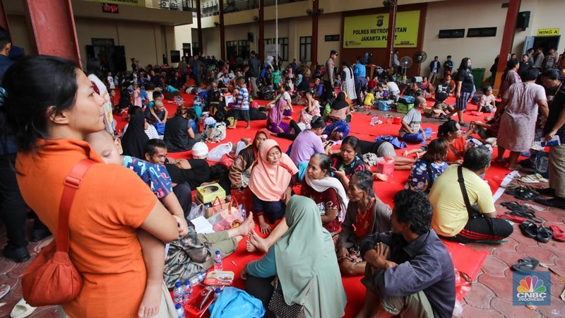 Korban kebakaran Jalan Kemayoran Gempol, RT. 02 RW. 04, Kelurahan Kebon Kosong, Kecamatan Kemayoran mengungsi di posko bencana Polres Metro Jakarta Pusat, Selasa (21/1/2025). (CNBC Indonesia/Faisal Rahman)