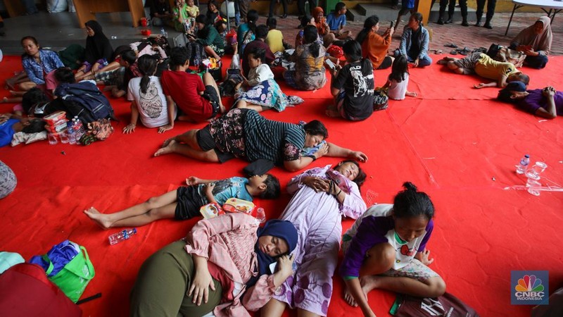 Korban kebakaran Jalan Kemayoran Gempol, RT. 02 RW. 04, Kelurahan Kebon Kosong, Kecamatan Kemayoran mengungsi di posko bencana Polres Metro Jakarta Pusat, Selasa (21/1/2025). (CNBC Indonesia/Faisal Rahman)