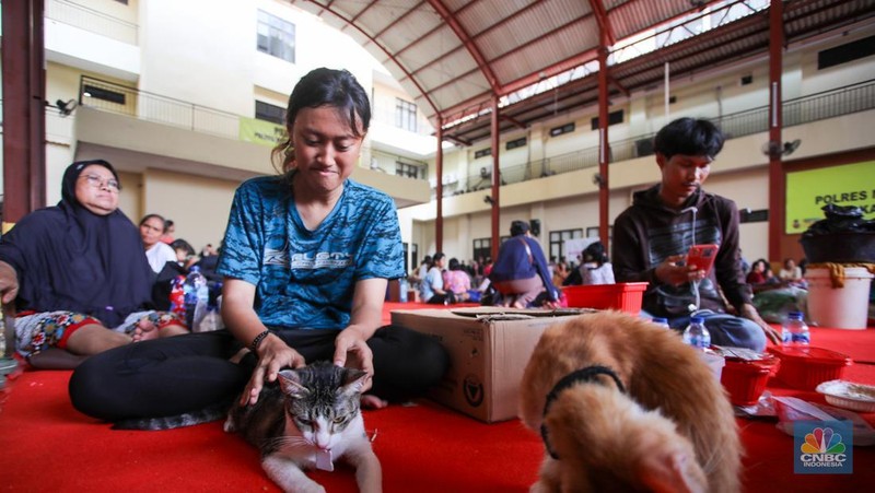 Korban kebakaran Jalan Kemayoran Gempol, RT. 02 RW. 04, Kelurahan Kebon Kosong, Kecamatan Kemayoran mengungsi di posko bencana Polres Metro Jakarta Pusat, Selasa (21/1/2025). (CNBC Indonesia/Faisal Rahman)