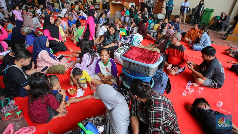 Korban kebakaran Jalan Kemayoran Gempol, RT. 02 RW. 04, Kelurahan Kebon Kosong, Kecamatan Kemayoran mengungsi di posko bencana Polres Metro Jakarta Pusat, Selasa (21/1/2025). (CNBC Indonesia/Faisal Rahman) Korban kebakaran Jalan Kemayoran Gempol, RT. 02 RW. 04, Kelurahan Kebon Kosong, Kecamatan Kemayoran mengungsi di posko bencana Polres Metro Jakarta Pusat, Selasa (21/1/2025). (CNBC Indonesia/Faisal Rahman)