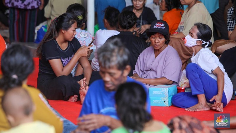 Korban kebakaran Jalan Kemayoran Gempol, RT. 02 RW. 04, Kelurahan Kebon Kosong, Kecamatan Kemayoran mengungsi di posko bencana Polres Metro Jakarta Pusat, Selasa (21/1/2025). (CNBC Indonesia/Faisal Rahman)