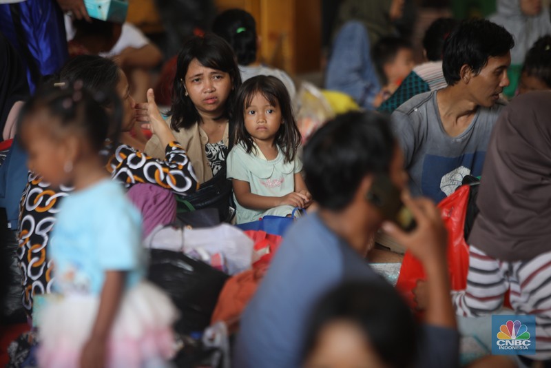 Korban kebakaran Jalan Kemayoran Gempol, RT. 02 RW. 04, Kelurahan Kebon Kosong, Kecamatan Kemayoran mengungsi di posko bencana Polres Metro Jakarta Pusat, Selasa (21/1/2025). (CNBC Indonesia/Faisal Rahman)