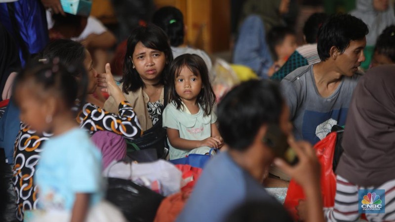 Korban kebakaran Jalan Kemayoran Gempol, RT. 02 RW. 04, Kelurahan Kebon Kosong, Kecamatan Kemayoran mengungsi di posko bencana Polres Metro Jakarta Pusat, Selasa (21/1/2025). (CNBC Indonesia/Faisal Rahman)