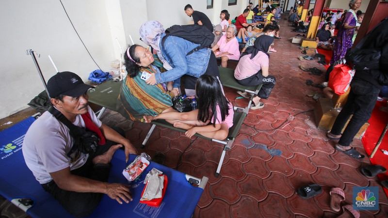 Korban kebakaran Jalan Kemayoran Gempol, RT. 02 RW. 04, Kelurahan Kebon Kosong, Kecamatan Kemayoran mengungsi di posko bencana Polres Metro Jakarta Pusat, Selasa (21/1/2025). (CNBC Indonesia/Faisal Rahman) Korban kebakaran Jalan Kemayoran Gempol, RT. 02 RW. 04, Kelurahan Kebon Kosong, Kecamatan Kemayoran mengungsi di posko bencana Polres Metro Jakarta Pusat, Selasa (21/1/2025). (CNBC Indonesia/Faisal Rahman)