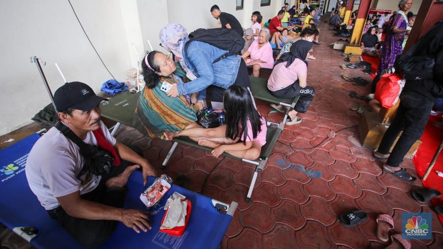Korban kebakaran Jalan Kemayoran Gempol, RT. 02 RW. 04, Kelurahan Kebon Kosong, Kecamatan Kemayoran mengungsi di posko bencana Polres Metro Jakarta Pusat, Selasa (21/1/2025). (CNBC Indonesia/Faisal Rahman)