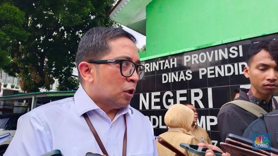 Juru Bicara Kantor Komunikasi Kepresidenan, Philips J. Vermonte saat meninjau peluncuran Program Makan Bergizi Gratis di Sekolah Luar Biasa (SLB) Negeri 5 Jakarta, Selasa (21/1/2025). (վ/Martyasari Rizki)